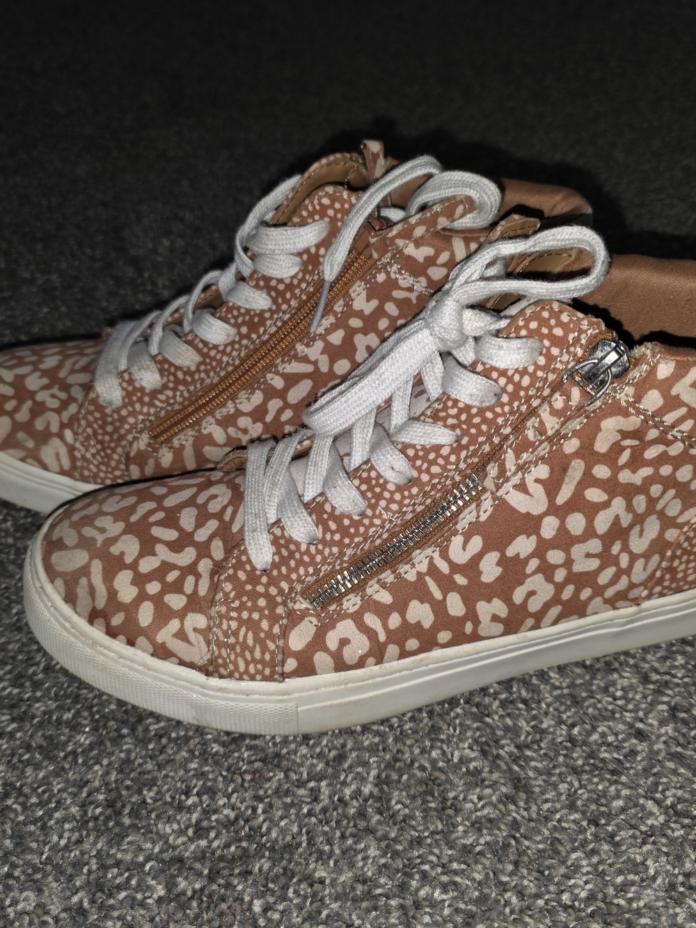 Universal Thread Cream And Tan Animal-Print Lace-Up Sneakers